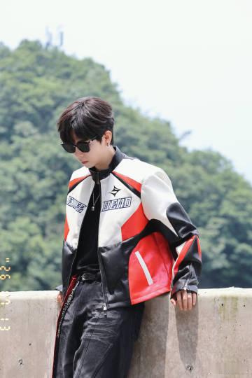 胡夏请把赛车服焊在身上干净清澈的嗓音搭配酷飒赛车服形成奇妙反差，胡夏站在赛道上自