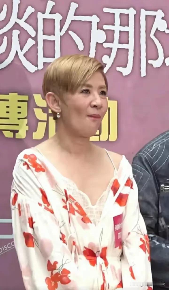 吴君如罕见露面变化巨大，
看起来又老又憔悴，
但颈部和前胸皮肤很细腻，
看得出花