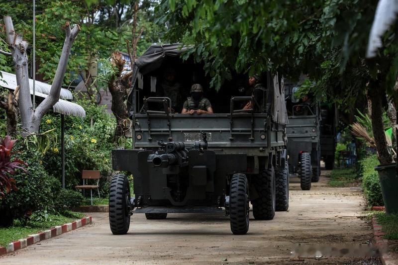 泰军再炸柬赌场园区装甲车碾过牌楼 泰军这波操作真是够猛的，直接对柬方境内赌场园区