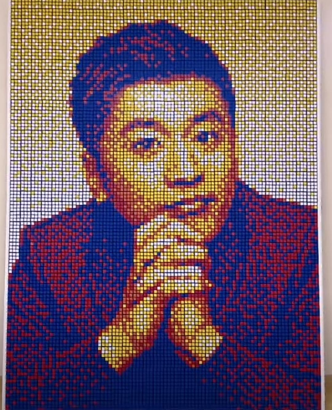 这是一个网友，用魔方摆出来的画像，太厉害了。