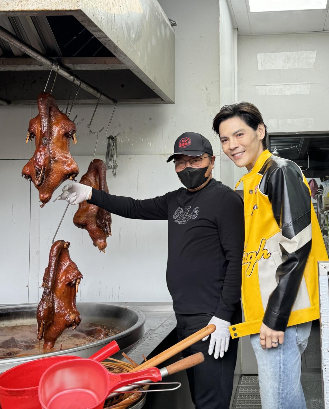 向佐现身潮州录综艺，他不穿女装不浓妆艳抹还是挺帅的，他很高很瘦棱角分明五官很立体