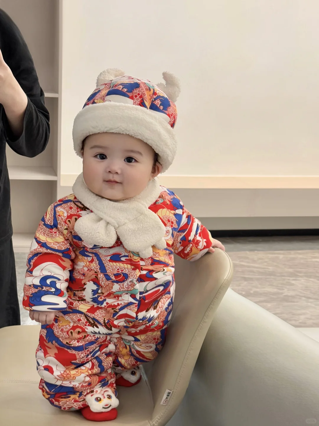 好喜欢我的胖宝宝，真像一个小手办呀～