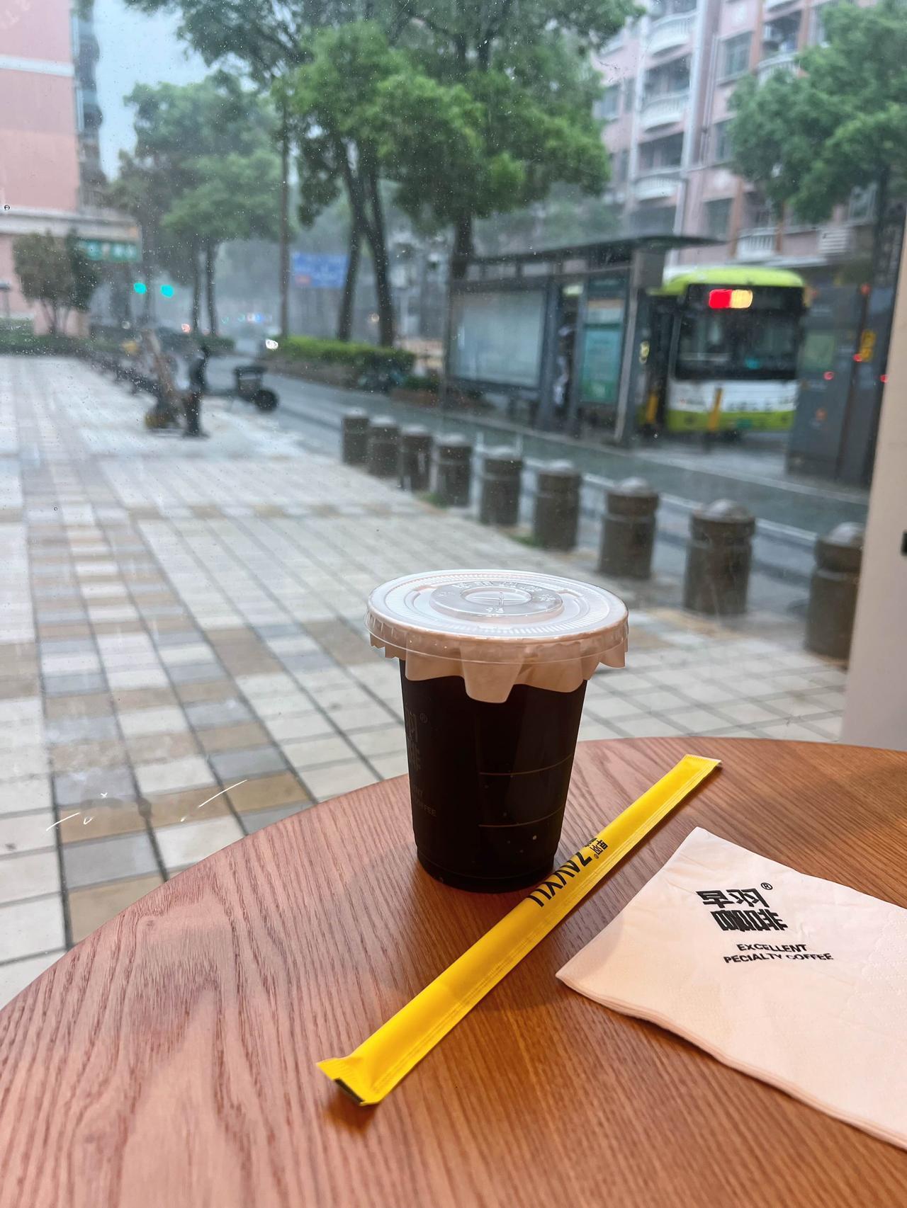 早上跑到移动营业厅来交宽带欠费（因为我的手机号还是上海联通的，所以只能自己跑来营