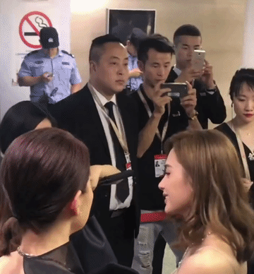 梅婷和阿娇真的是两种体系的大美女。阿娇对着梅婷那么娇憨，撒娇卖萌的样子谁也顶不住
