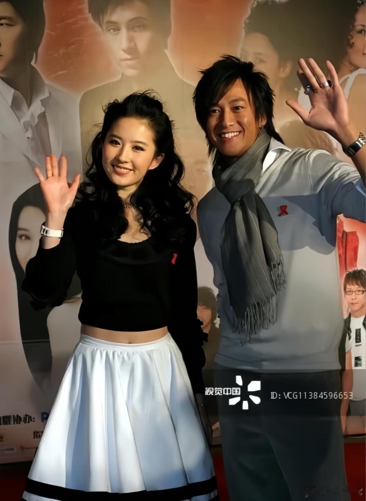 何润东头这么小！！这个比例现实看会有多惊人，头跟天仙差不多大了，比普通女生的头还