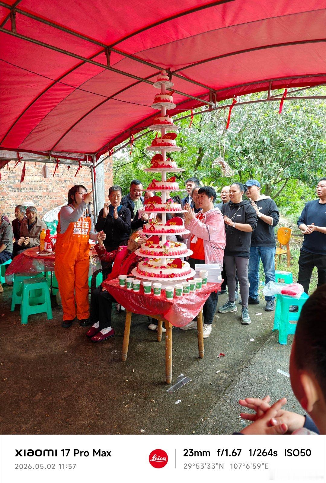 陪胖胖参加他们村里百岁老人的生日宴，还是第一次参与这种百岁生日宴，蛋糕都码了10