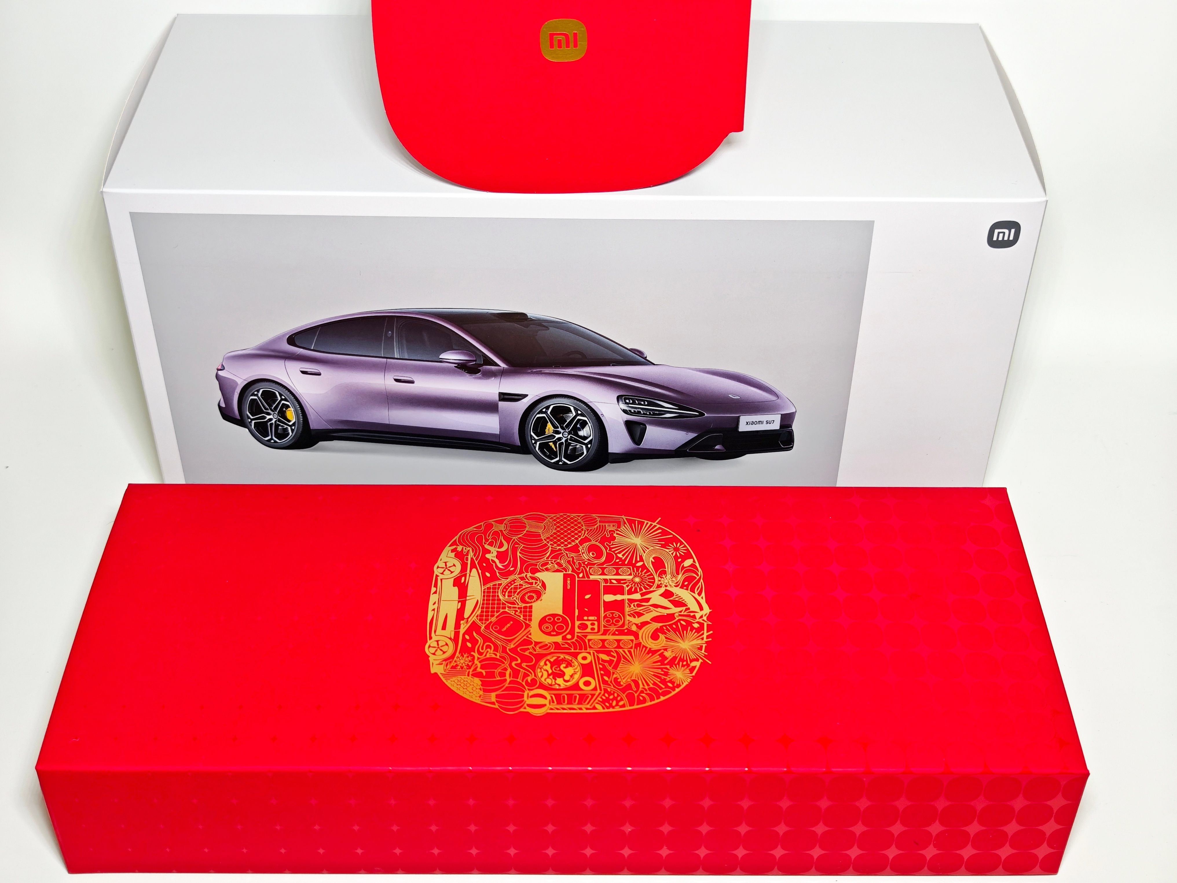 小米今年的新春礼盒应该是全网最强的吧，吐司包+小米SU7车模+红包春联。最抚人心