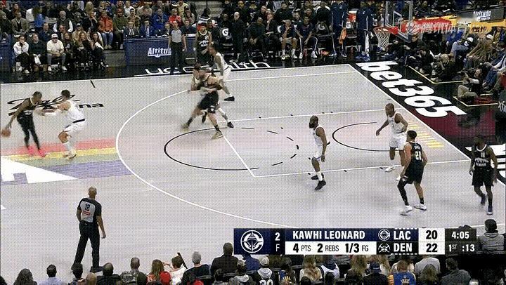 健康的伦纳德，无可比拟。
先是大手一挥，长臂抢断，下快攻一条龙，双手暴扣，挂框示