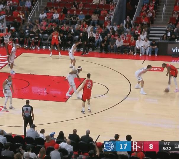 杜兰特现在在火箭，说白了就是没有战术地位，就是个单打雇佣兵，不像他在篮网那种，整