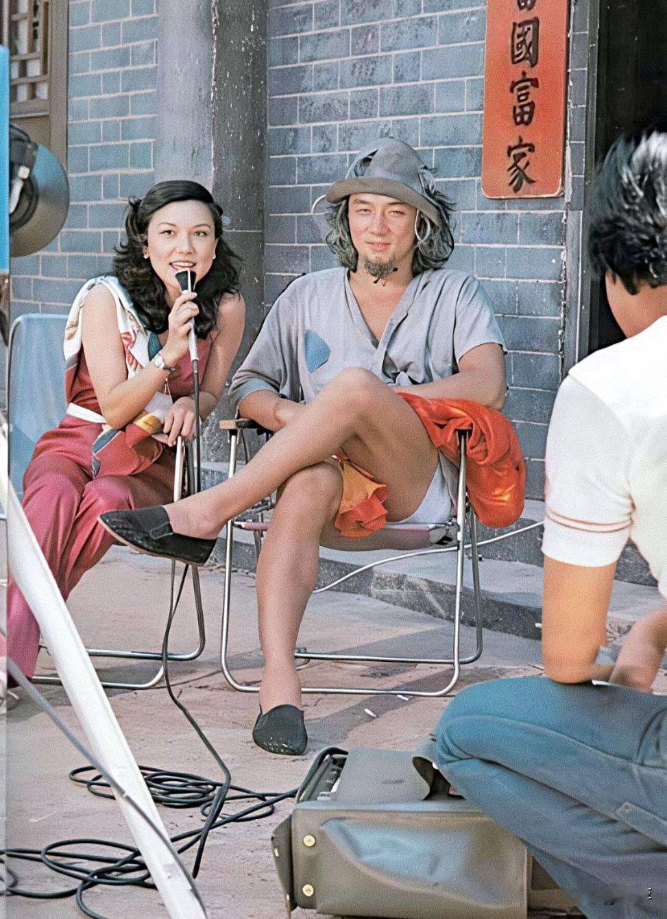 成龙大哥二郎腿翘着