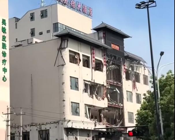 温州一知名酒店，拆了！

昨日，瑞安市民熟悉的老牌餐饮地标——状元楼大酒店正式启