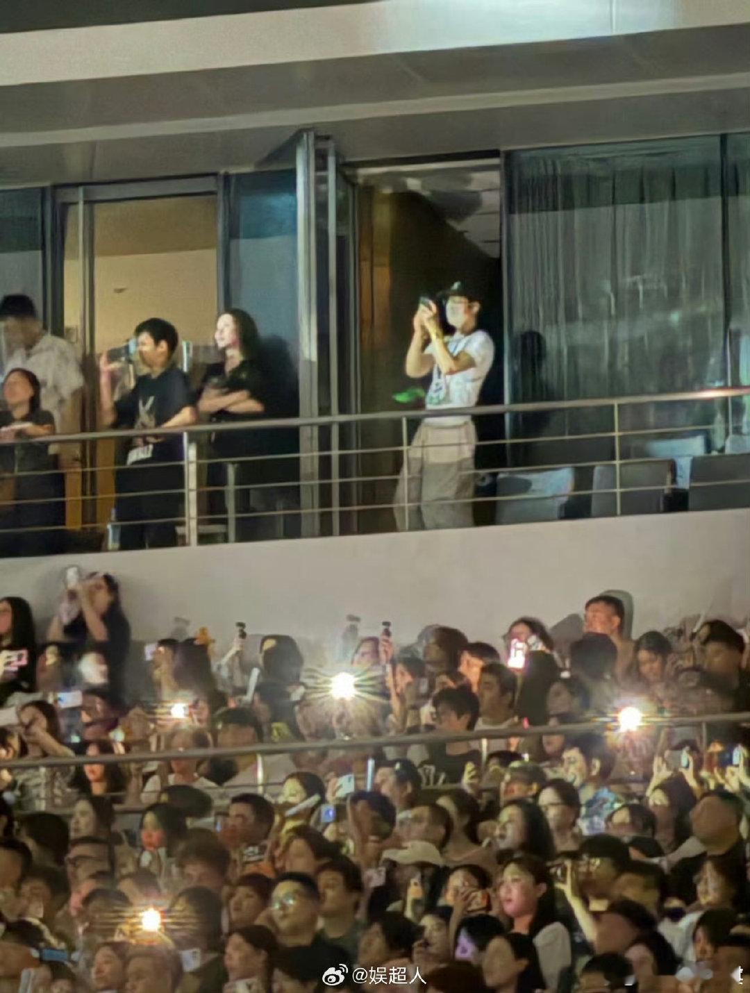 井柏然刘雯一起看李荣浩演唱会井柏然刘雯现身李荣浩演唱会 井柏然刘雯一起看李荣浩演