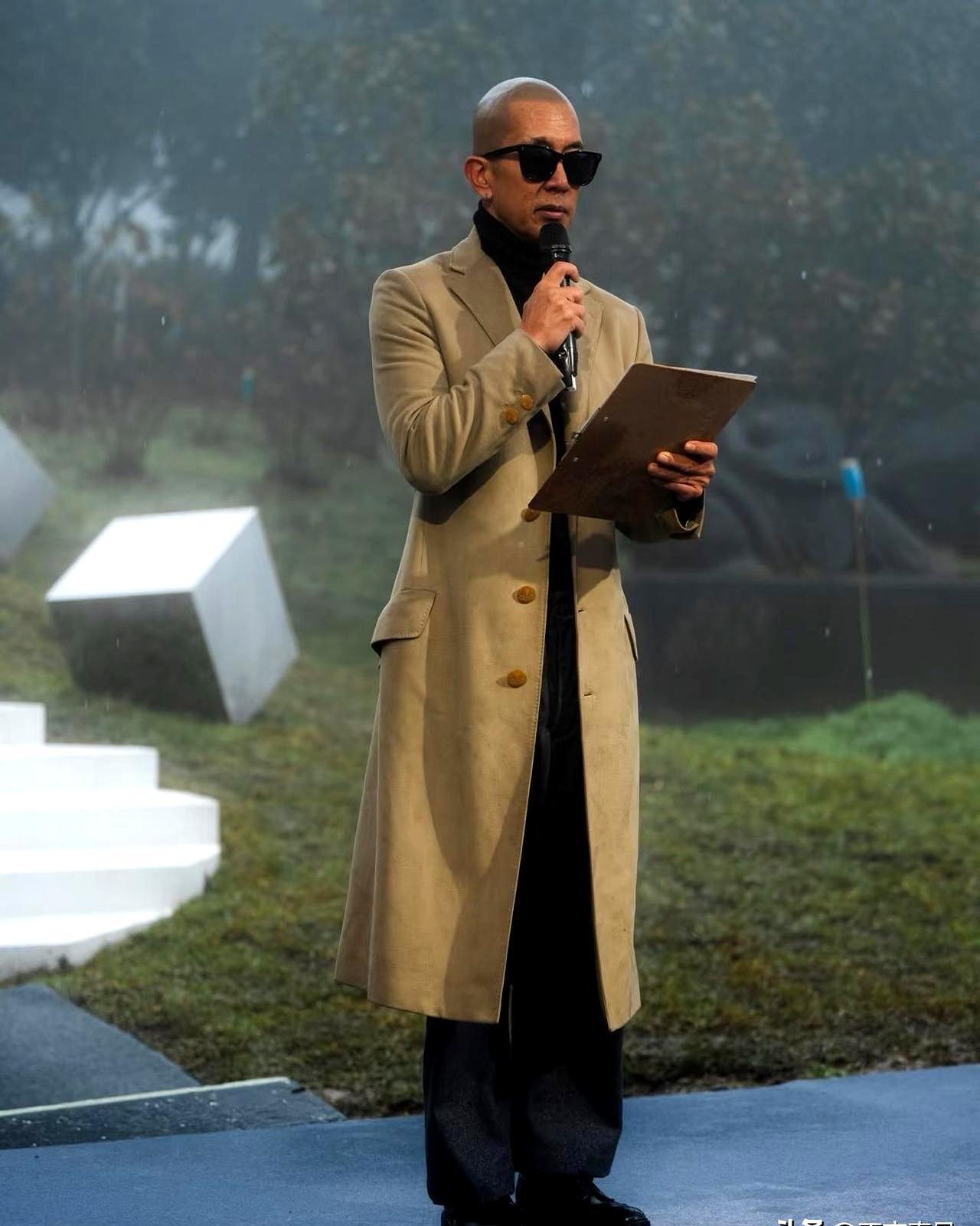 一件穿了27年的破大衣，撕碎了所有对他的骂名。
 
台北金宝山墓园，风雨交加。所