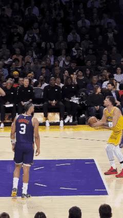 东契奇和狄龙这击掌笑死人了。狄龙这货真会玩，东契奇罚球他上去击掌，东子手都伸出去