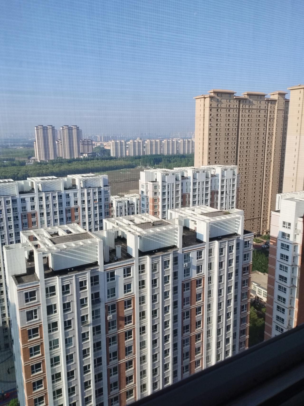 高考这几天哈尔滨多阴雨天气，7日到9日全市多云并伴有雷阵雨，大部分地方下小雨，东