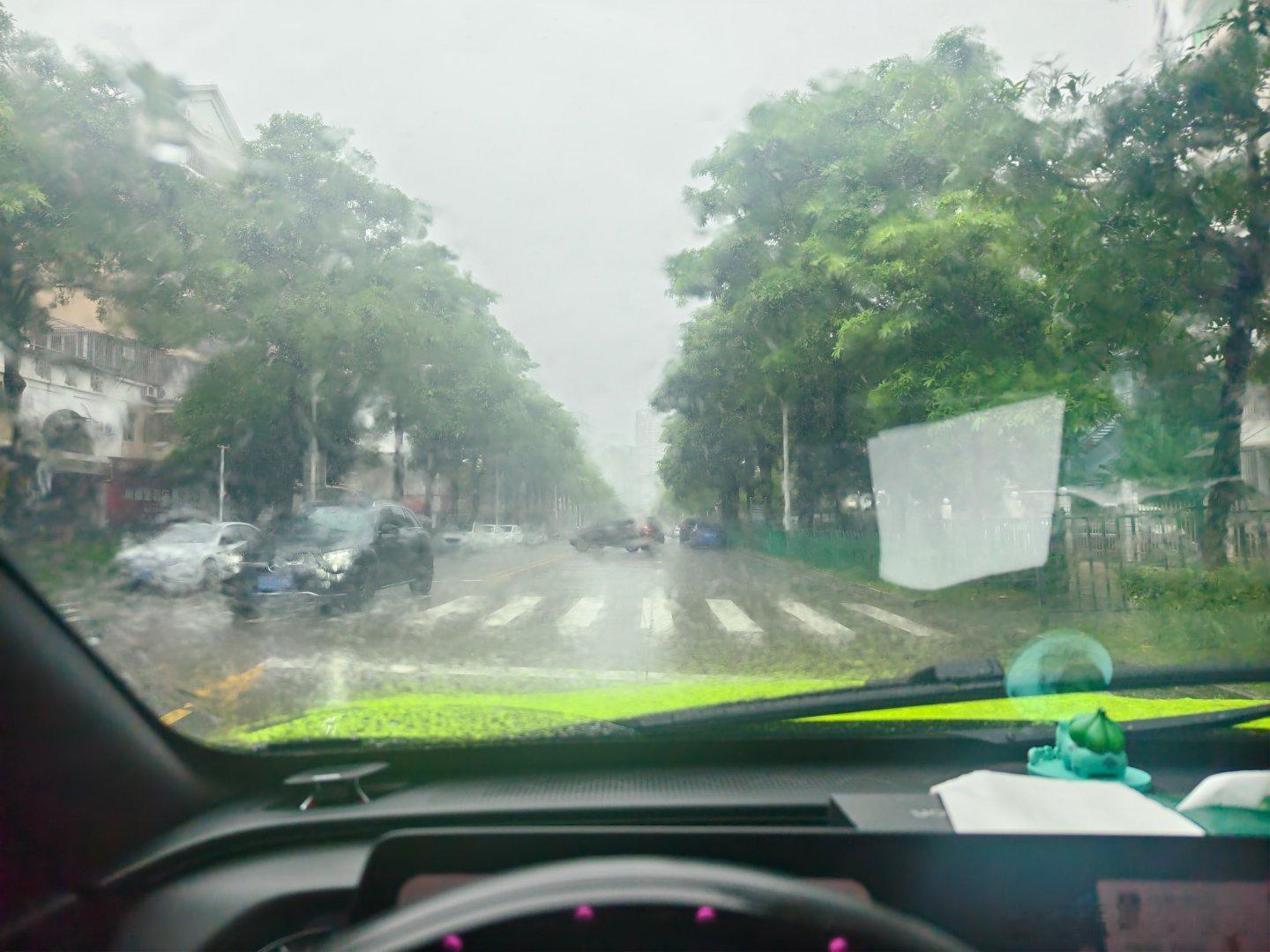 刚还在出太阳，突然又暴雨 ​​​