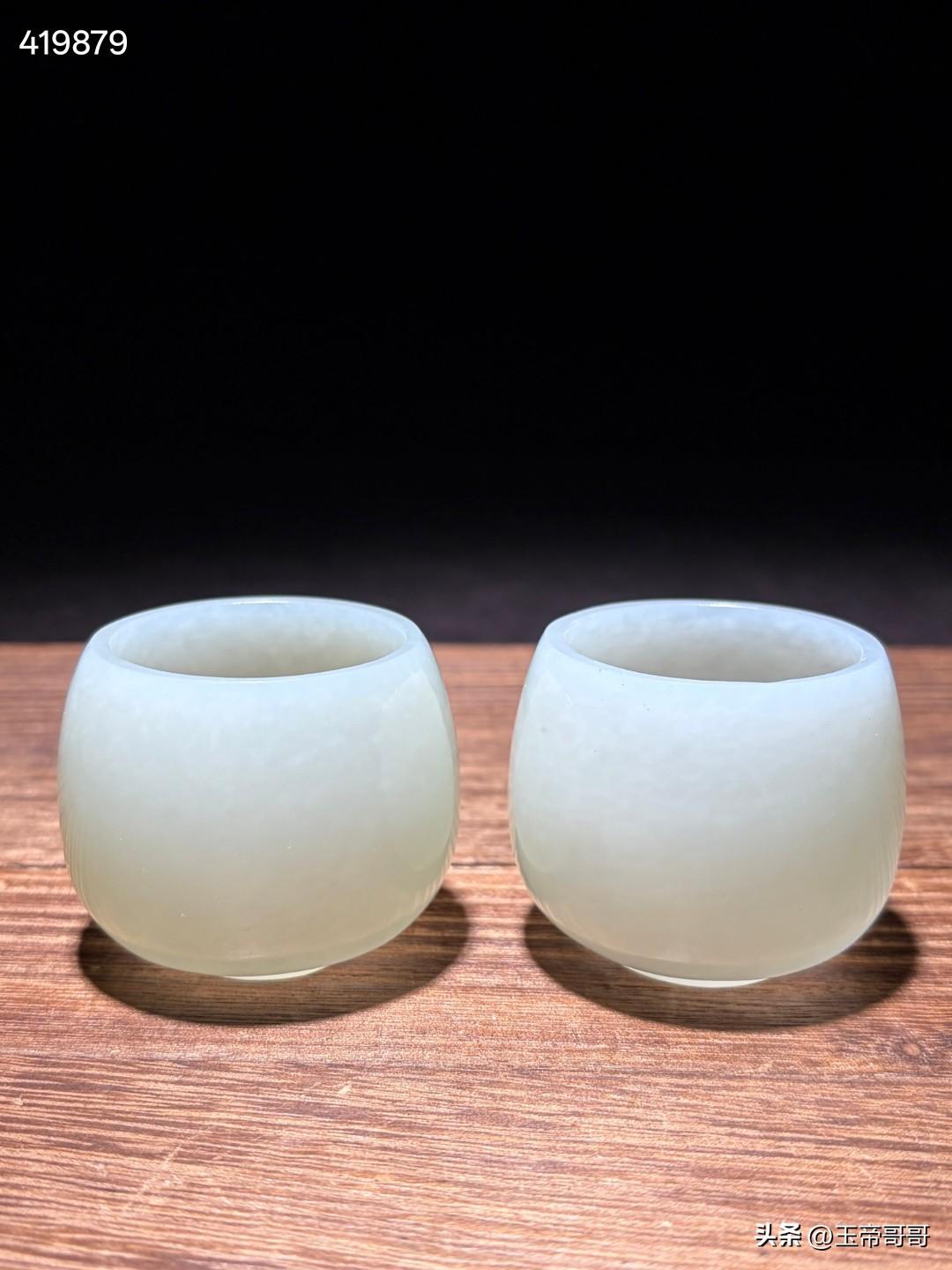 清和田玉茶杯一对
尺寸高4.2厘米，直径5厘米