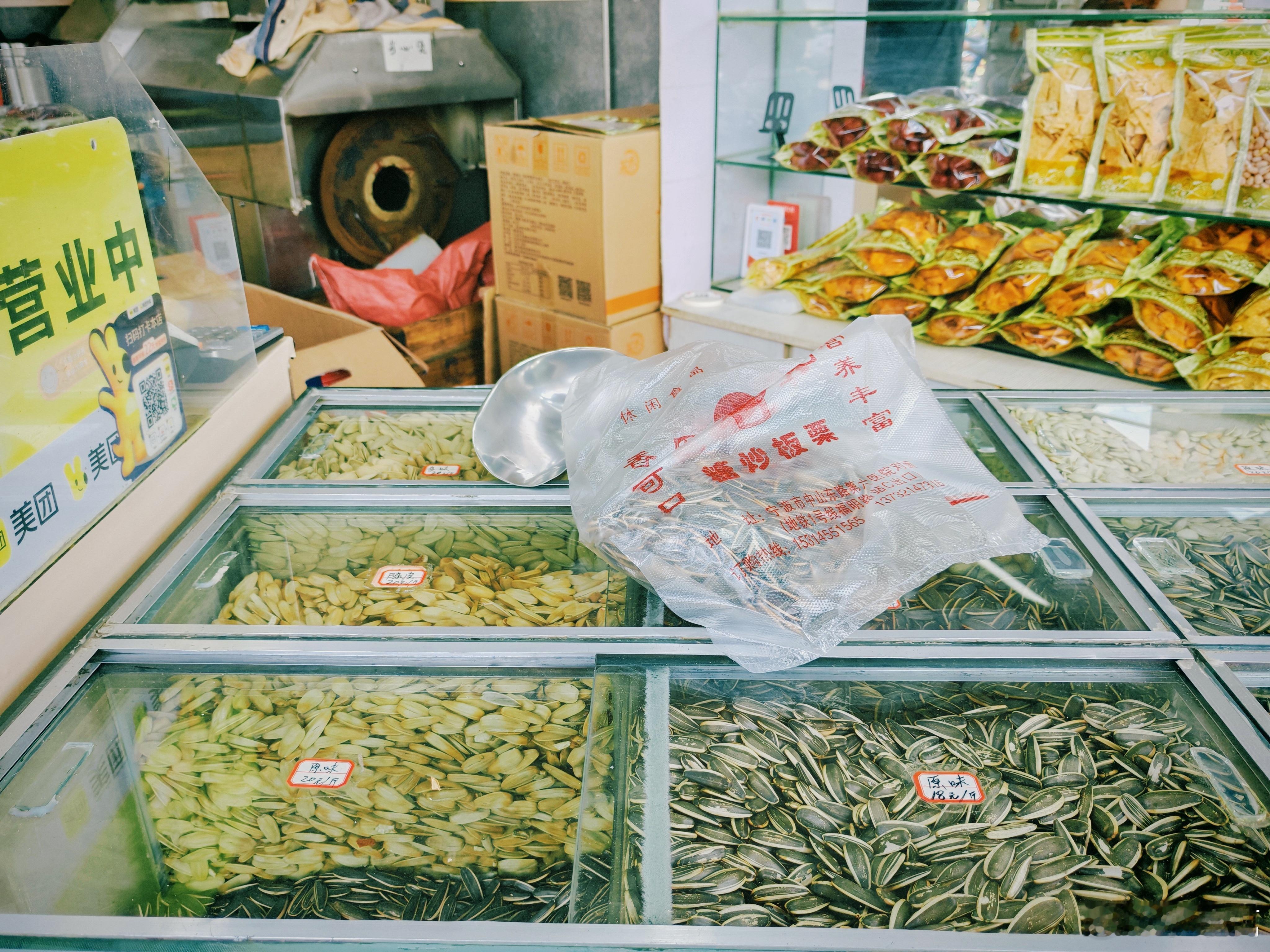 下午送小莲藕上学。回来我把衣服放进洗衣机，趁着太阳大，洗好的睡衣她晚上可以穿。打