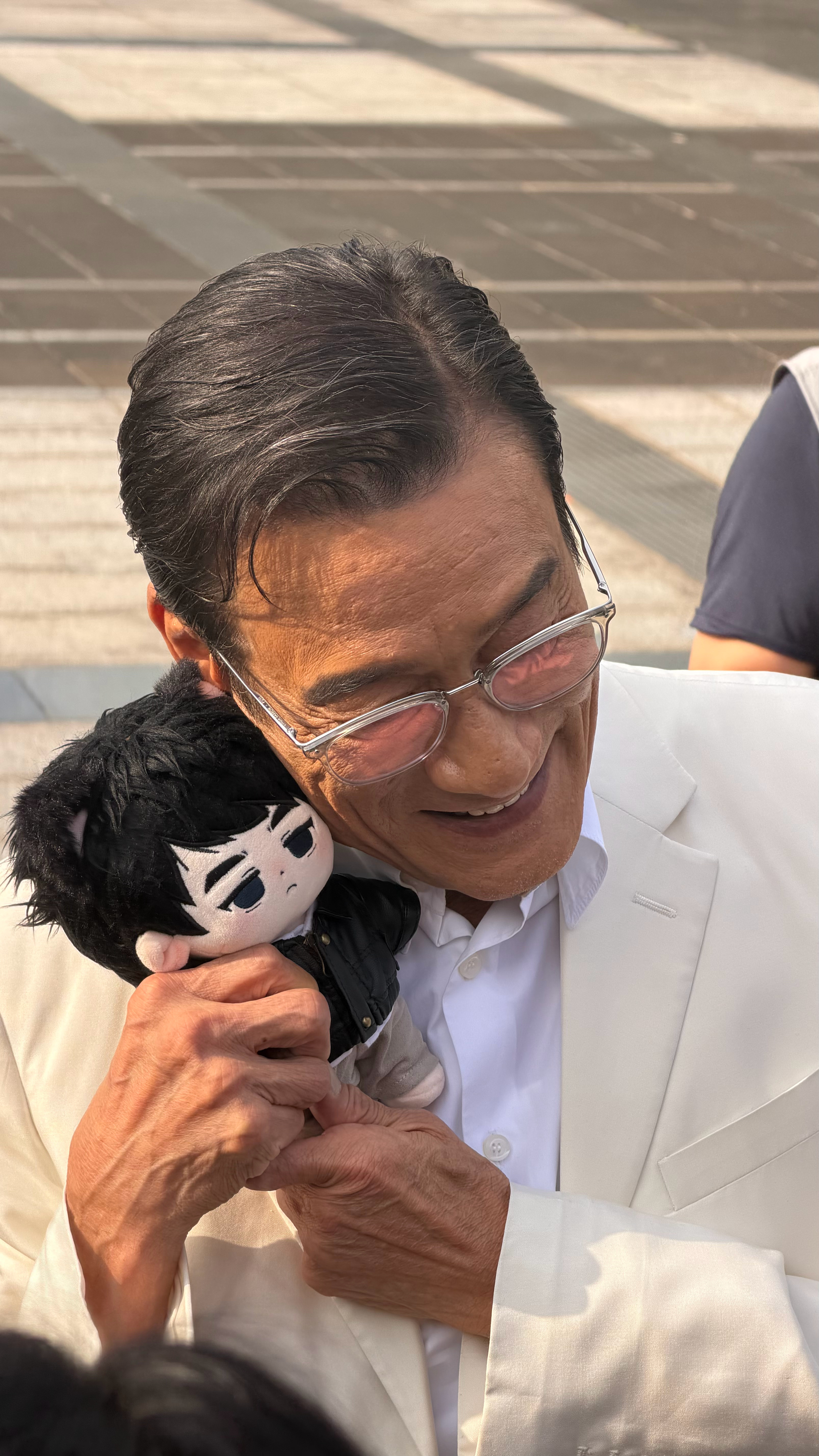 天呐！梁家辉老师太好了吧，我小心翼翼地伸出了手，还隔了好几个人，没想到梁家辉一看