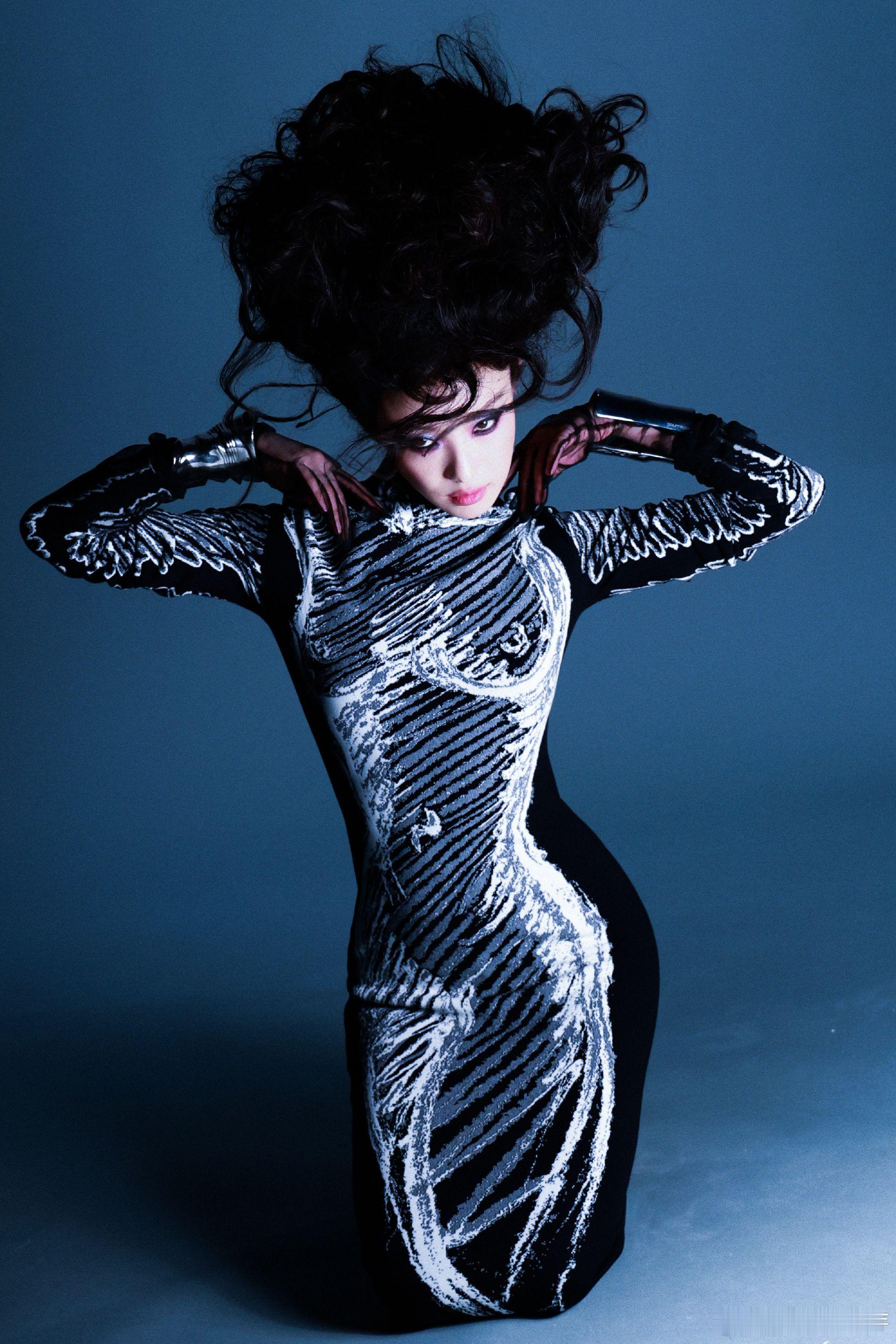 倪妮躺出了超S曲线倪妮的身材真的很绝，这个身材这个气质真的很独特的美，随便一躺就