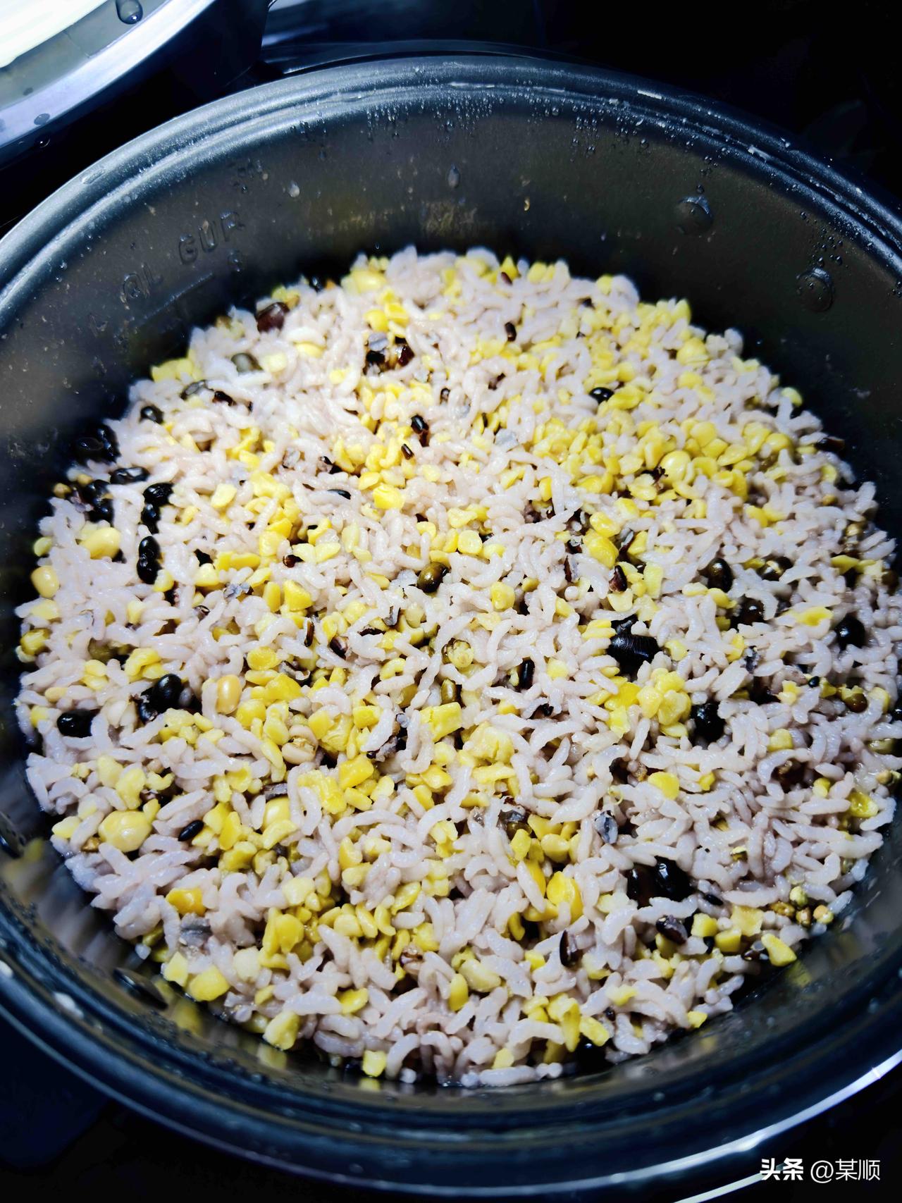 《又煮了一锅杂粮干饭》

今天换了大电饭锅煮，然后分成了8份，要连着吃8天。冷藏