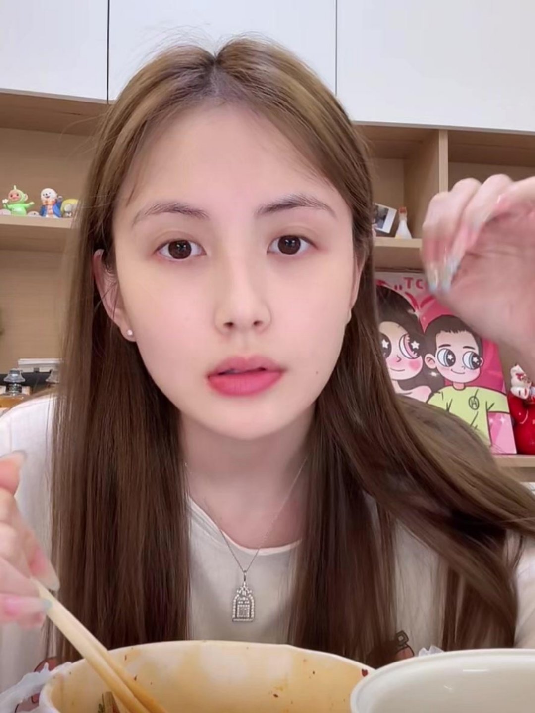 甜仇说Angelababy鱼尾纹很深 王校前任女友甜仇直播说去见Angelaba