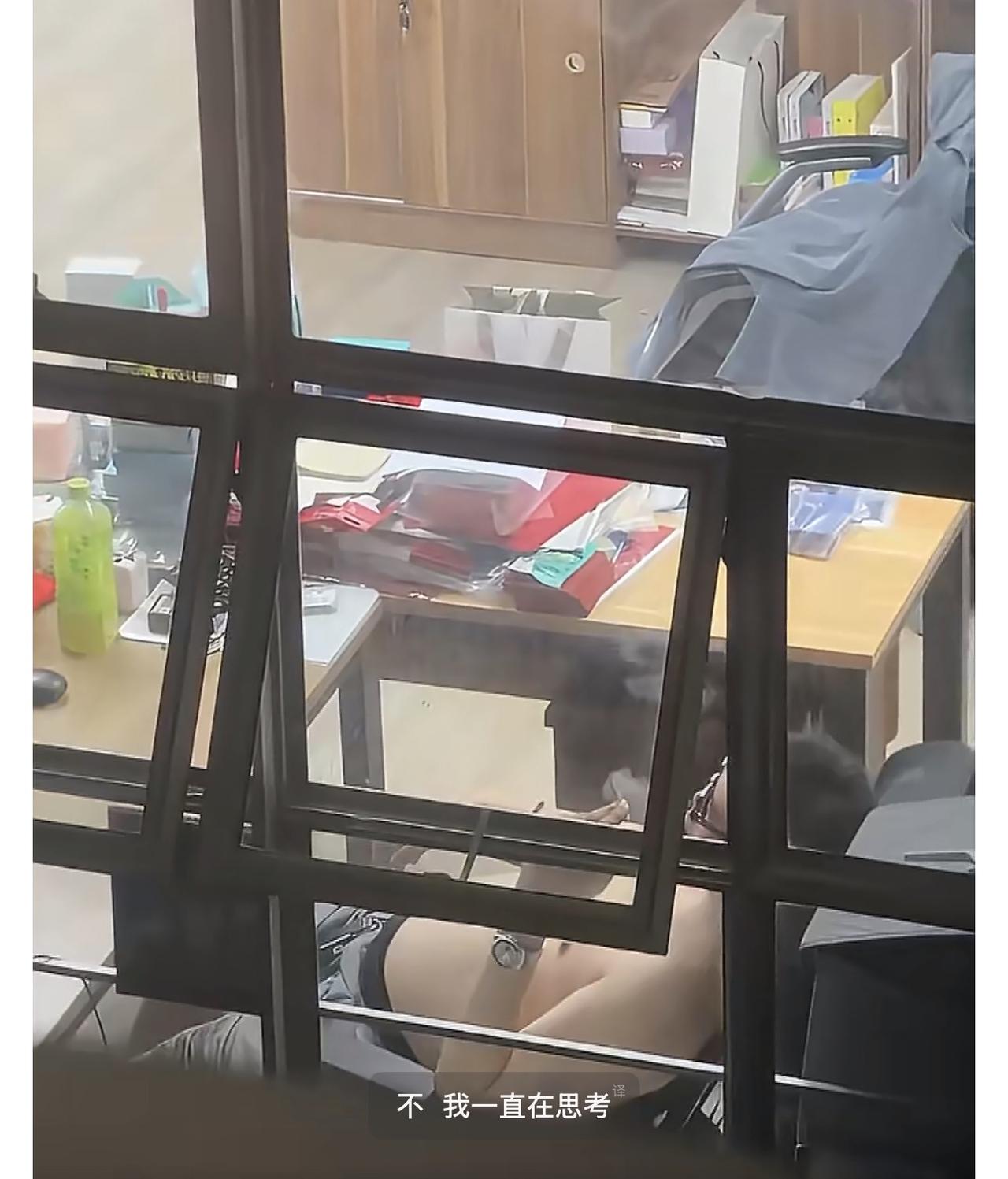 香港工厂大厦老板乱扔烟头被捕。

近日，一段影片在香港社交平台流传，在观塘的一栋