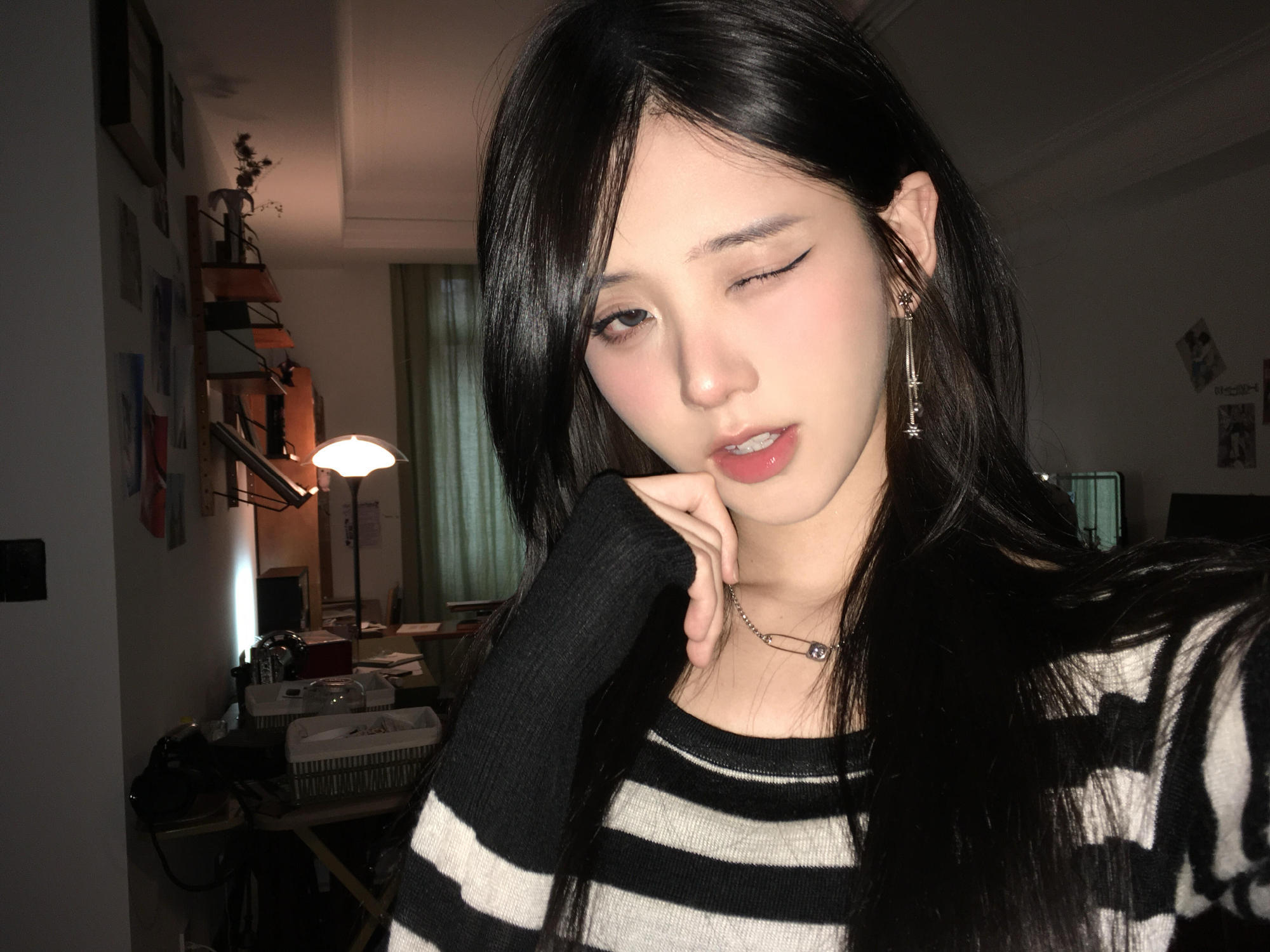 井川里予晒吸烟照以前对她的印象就是挺漂亮的现在也是！感觉她换风格后挺适合她的！她