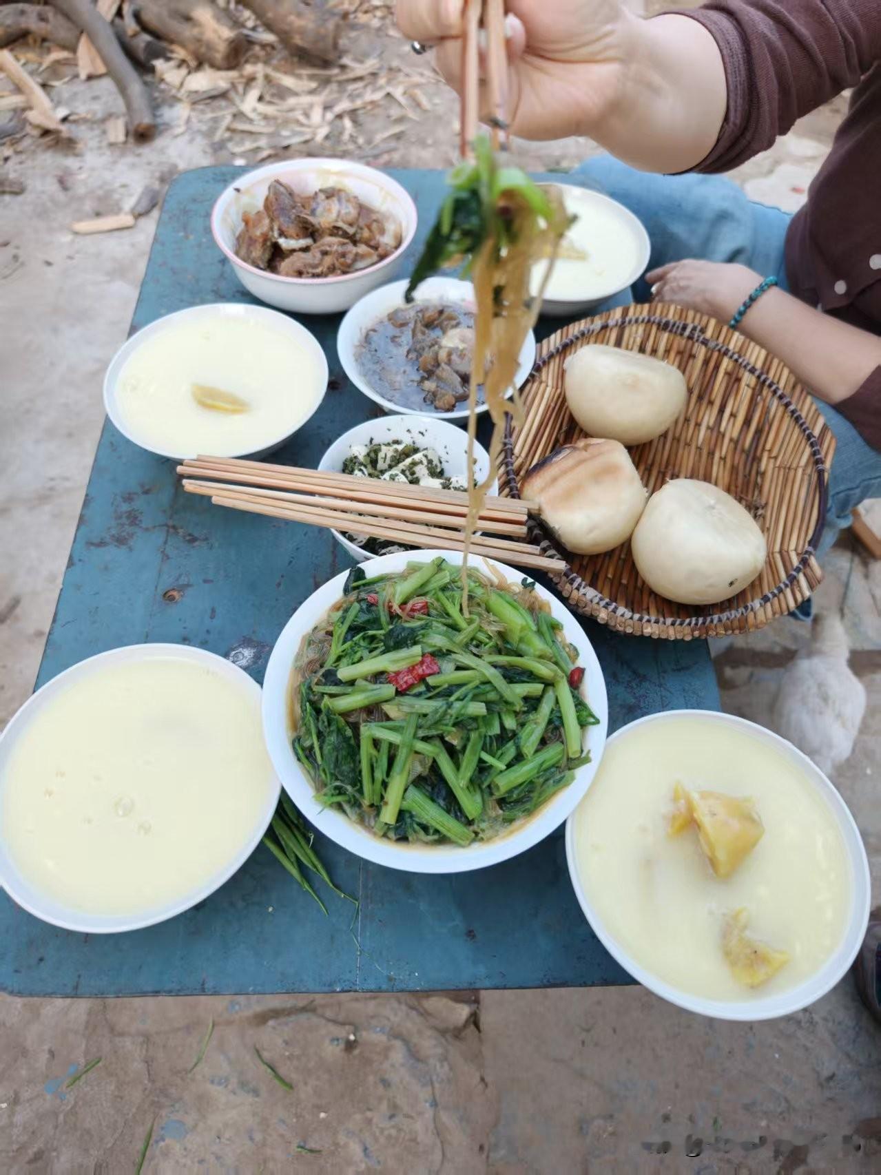 带着刚辞职不干的女儿荣归故里回老家了，因为女儿想看看她的爷爷奶奶。
回到家婆婆已