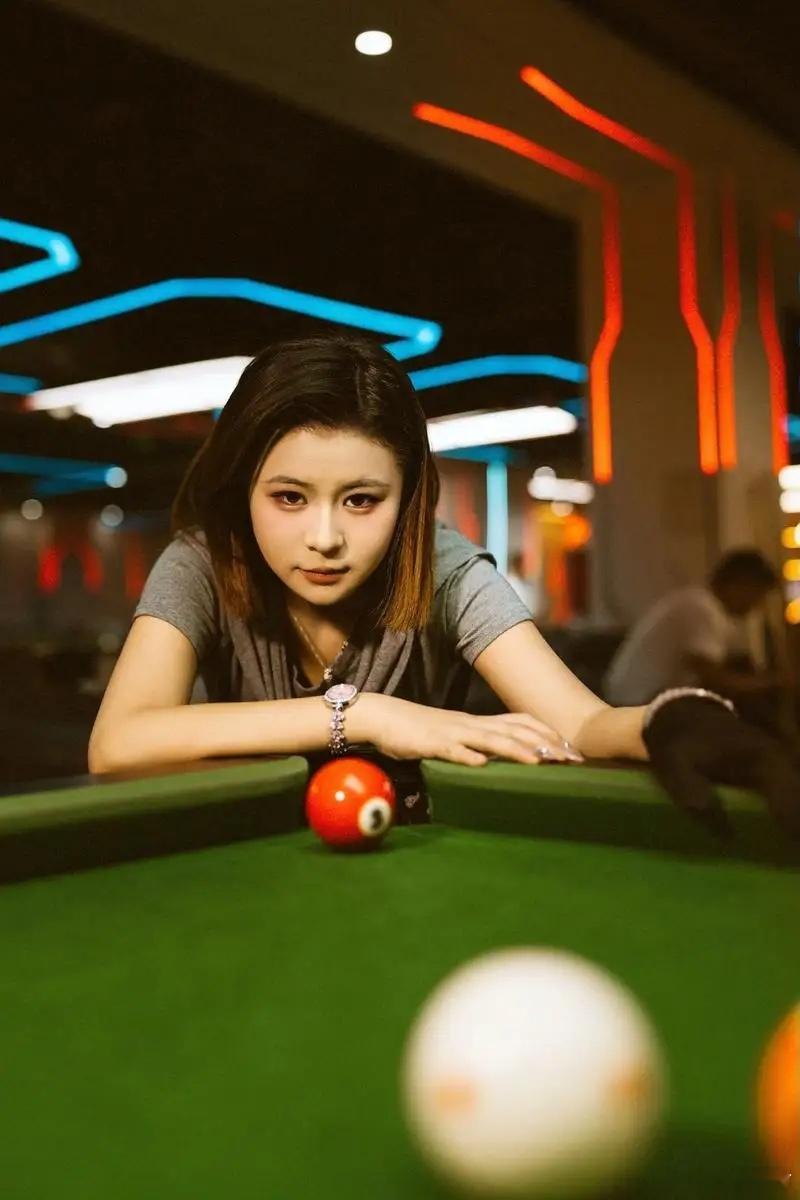 为什么现在台球厅遍地都是年轻漂亮的女陪练？ 因为懒惰。无学历，无技术，进厂打螺丝