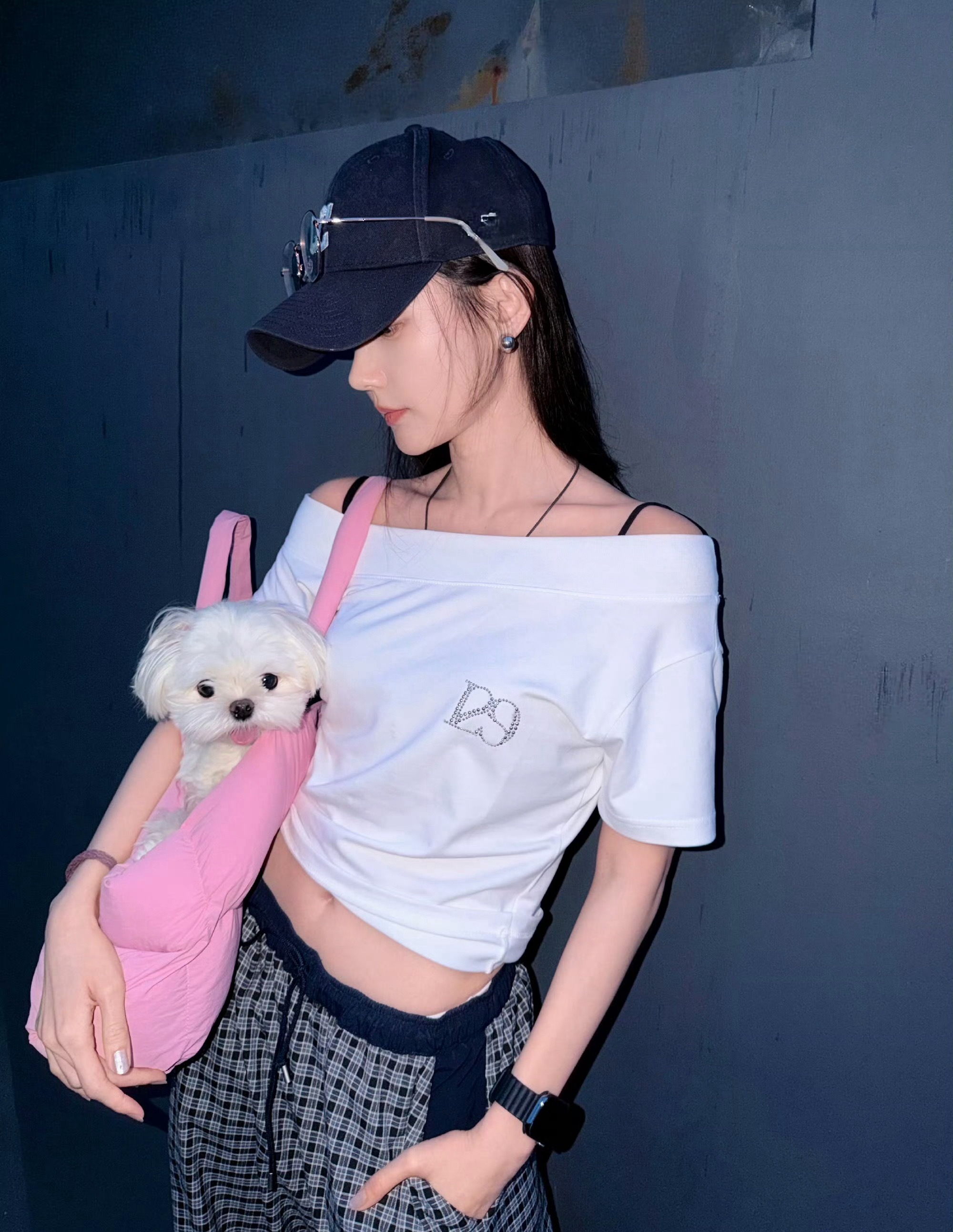 李一桐白T造型私下美成这样，装在包里的真的不能是我吗 李一桐漏肩随拍李一桐