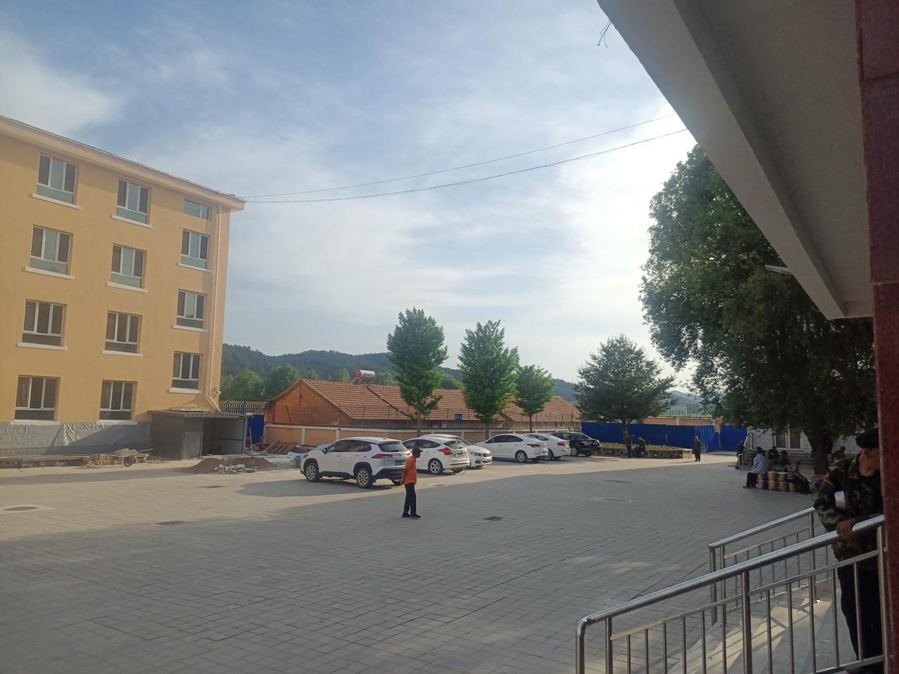 月薪四千块，离家五十公里。每月往返五六次。没有车公交到不了地，有车每个月养车费用