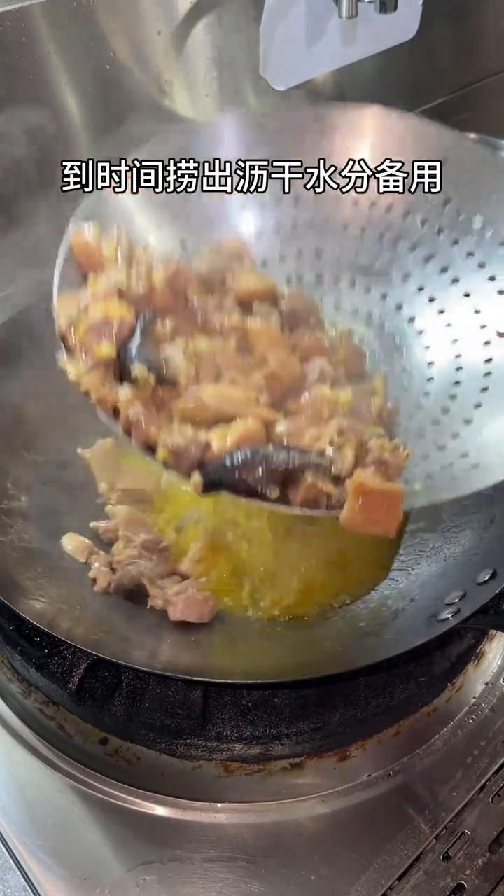 乡里烧土鸡。
·土鸡不焯水直接下锅，倒入一瓶啤酒，加清水没过食材，水开撇干净浮沫
