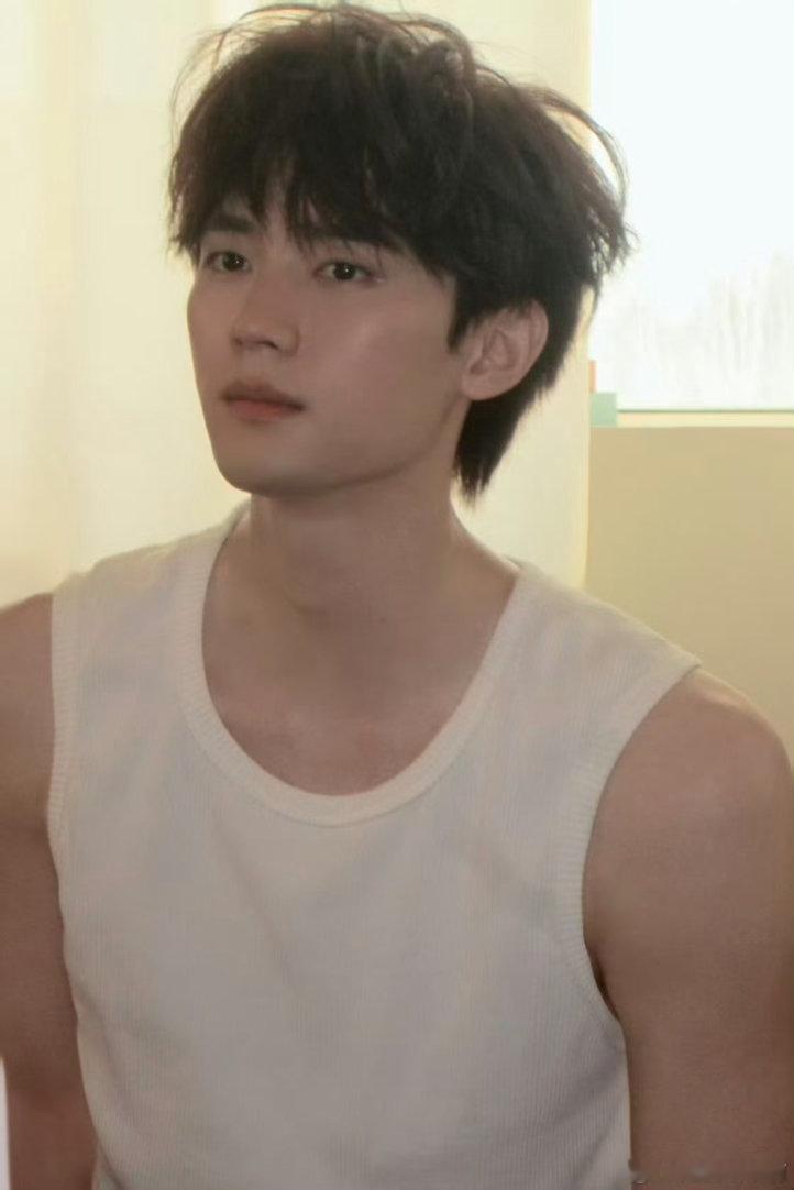 黄明昊为什么周翊然会火黄明昊即兴rap这块！！为什么周翊然会火？因为翊然（易燃）