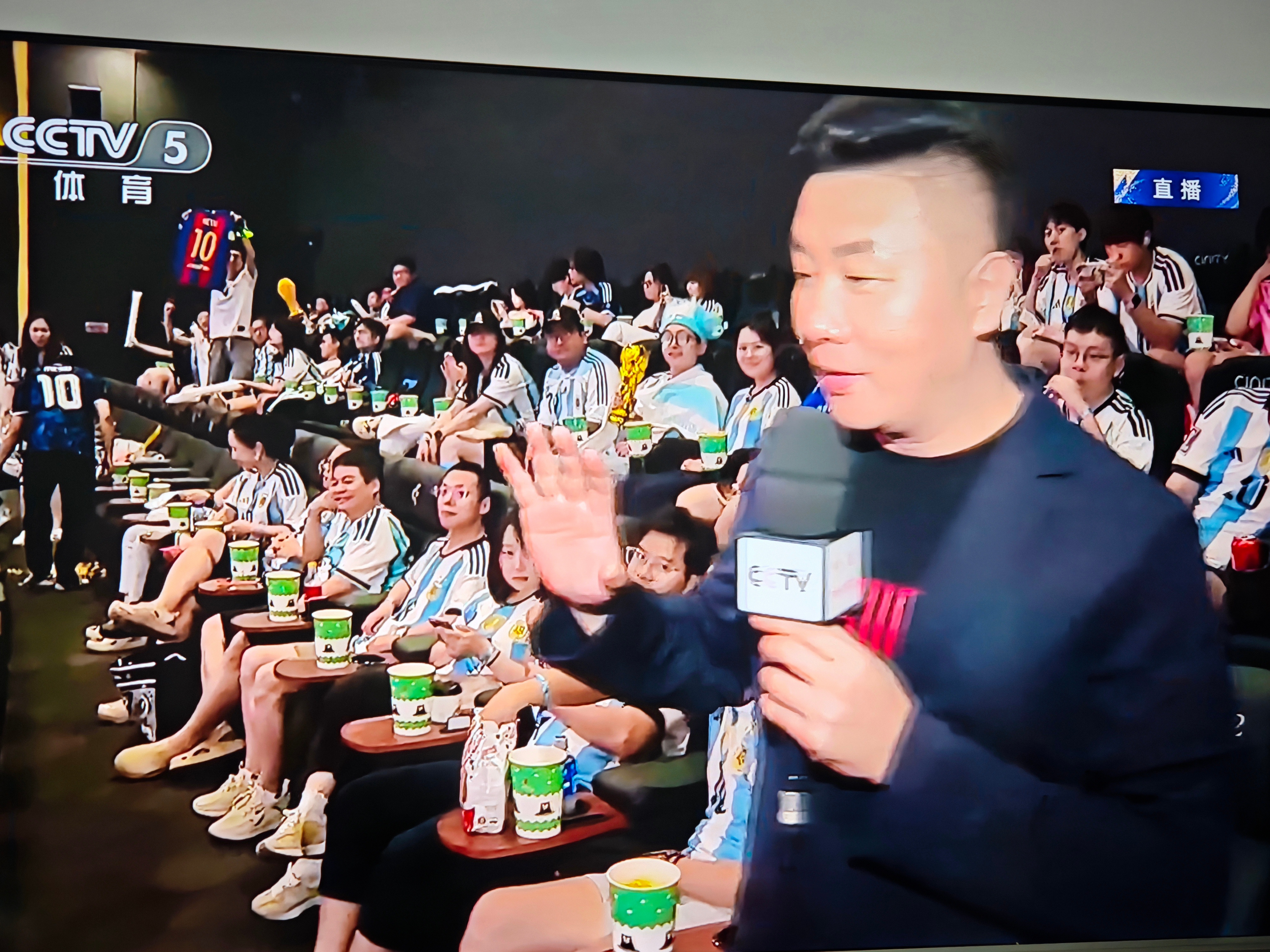 西班牙vs阿根廷 深夜螺蛳粉。虽然不大看足球，下中班的牛马这不是巧了，正好看个决