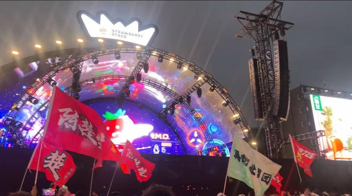 哪位啊这么爱现！！超绝没边界感！！ 