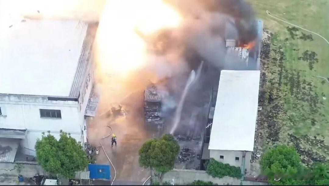 江苏苏州一厂房发生爆炸，苏州厂房爆炸视频显示消防员救火时厂房里突然爆炸，目击者称