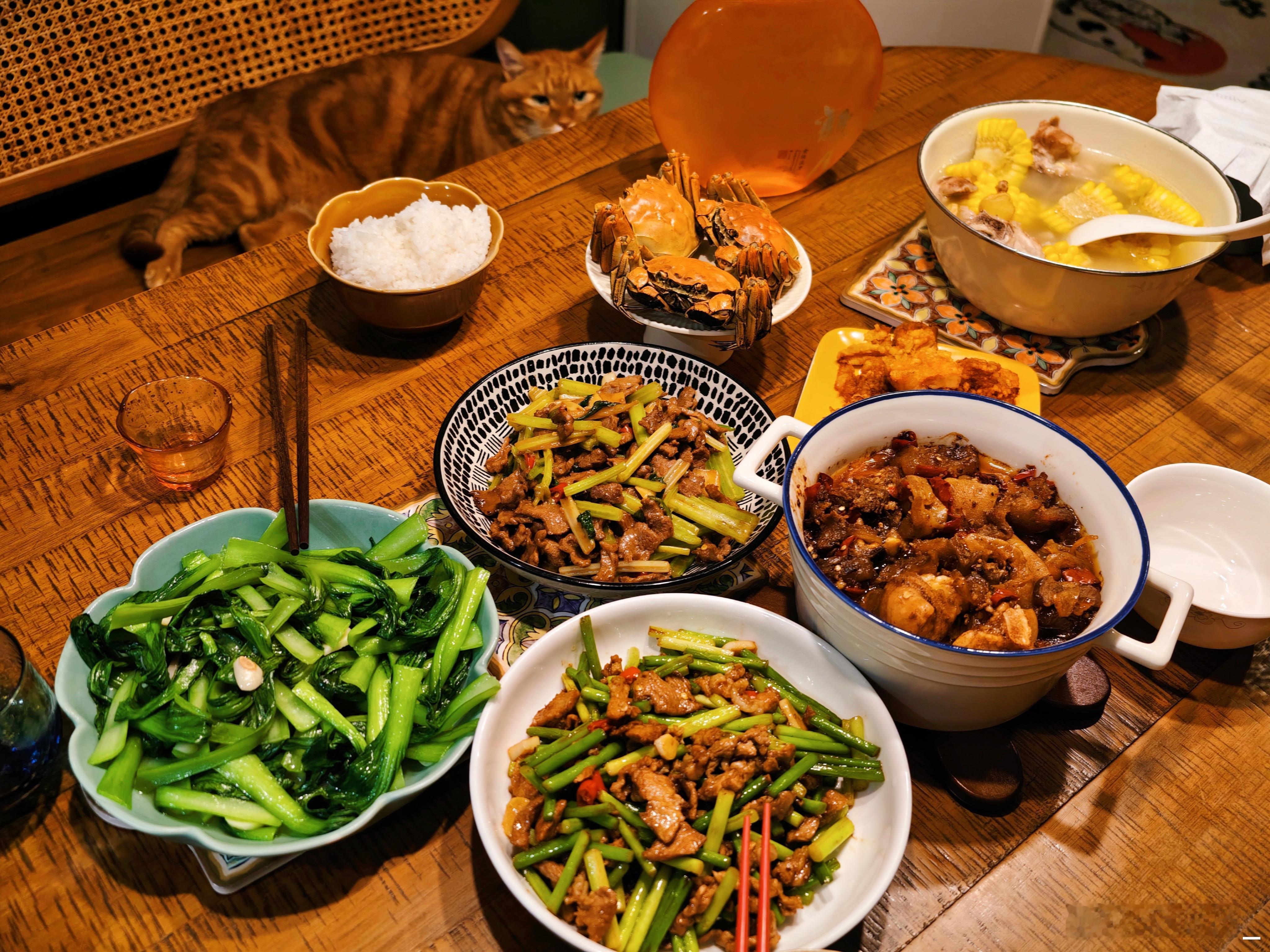 汉堡食记 汉堡小厨，限时国庆返场了买了几只螃蟹清蒸然后做了蒜苔炒肉丝、芹菜牛肉、