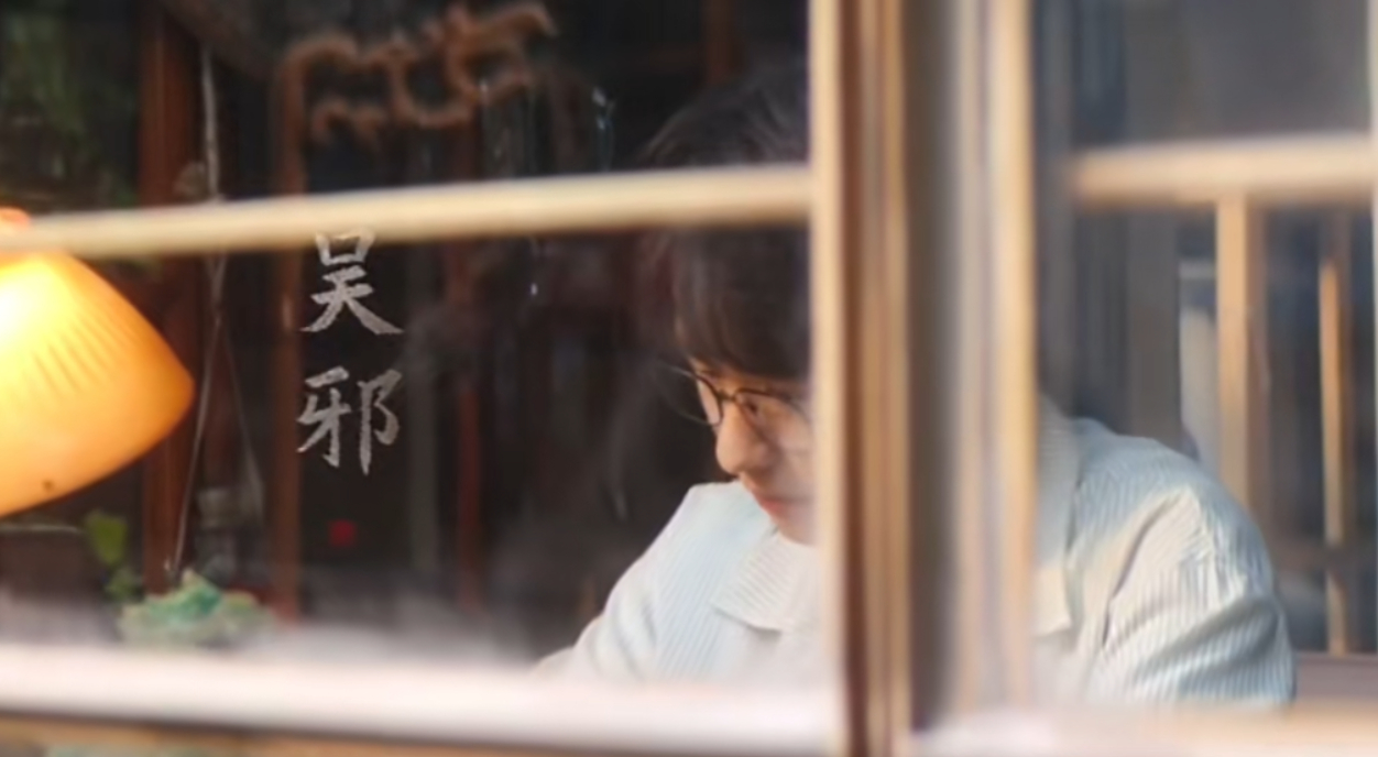 我们至今不知道这个翻书主理人还要翻多少次书 