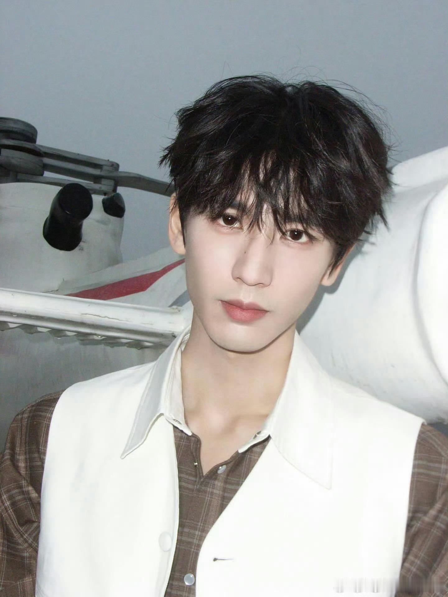 张凌赫 INS 更新，是开飞机的阔少啊