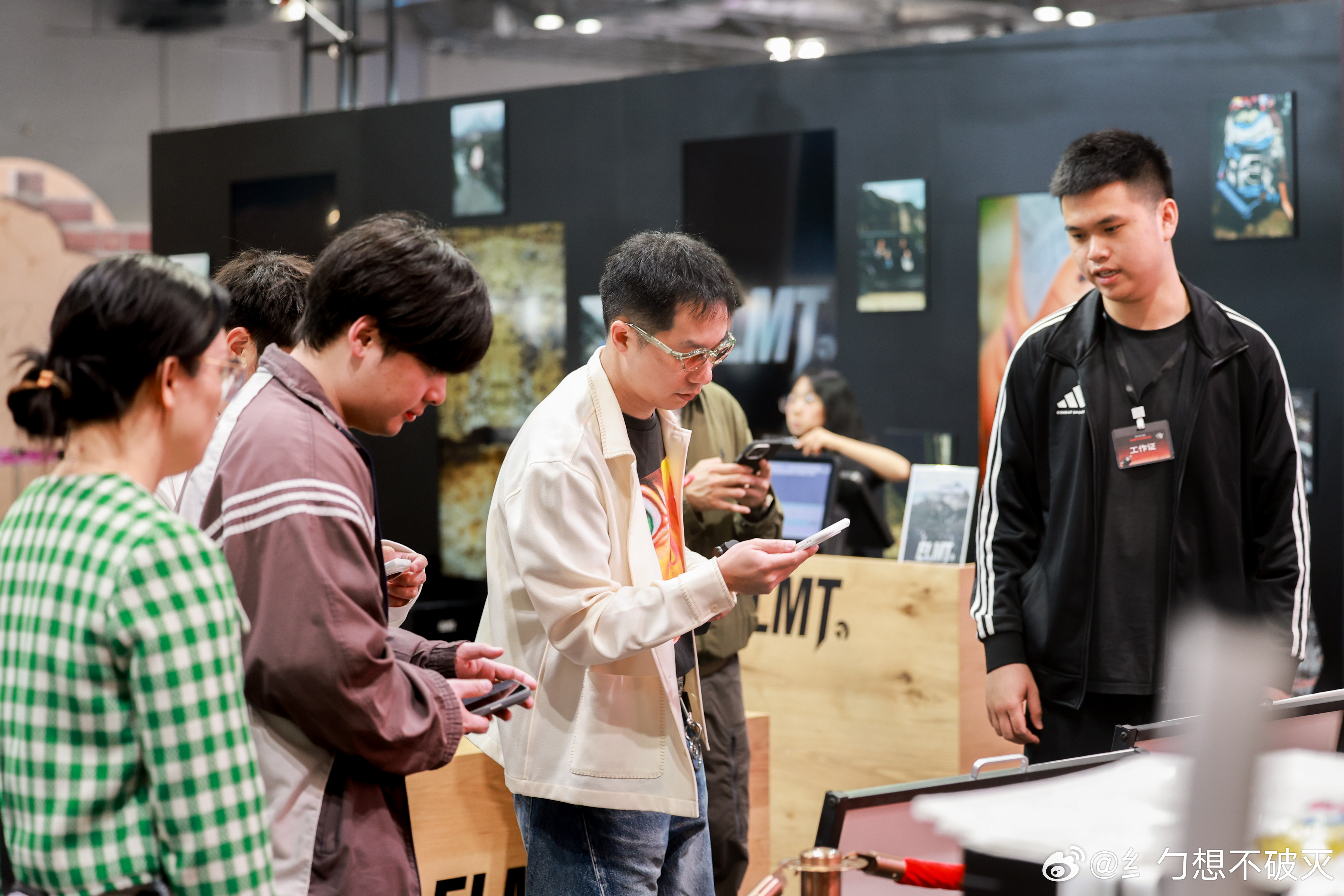 Complex Con现场逛完了？别忘了还有天猫小黑盒的尖货抽签等着你，搜“尖货