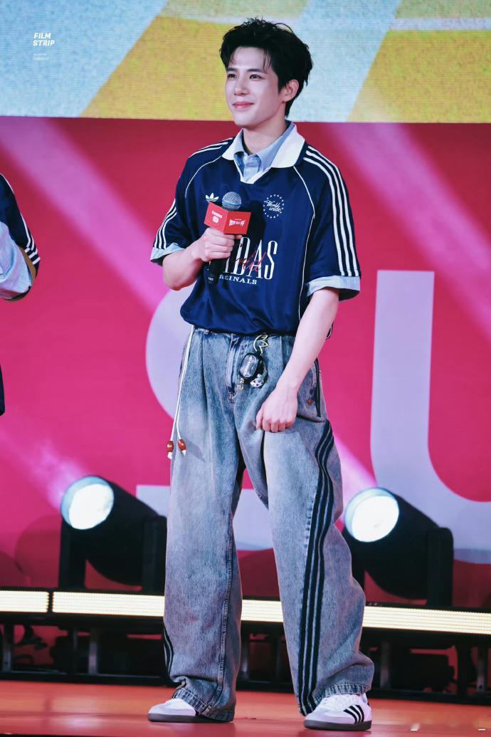 王安宇快问快答王安宇是有点脚法在的之前就听说他是娱乐圈隐藏足球爱好者，今天直播现