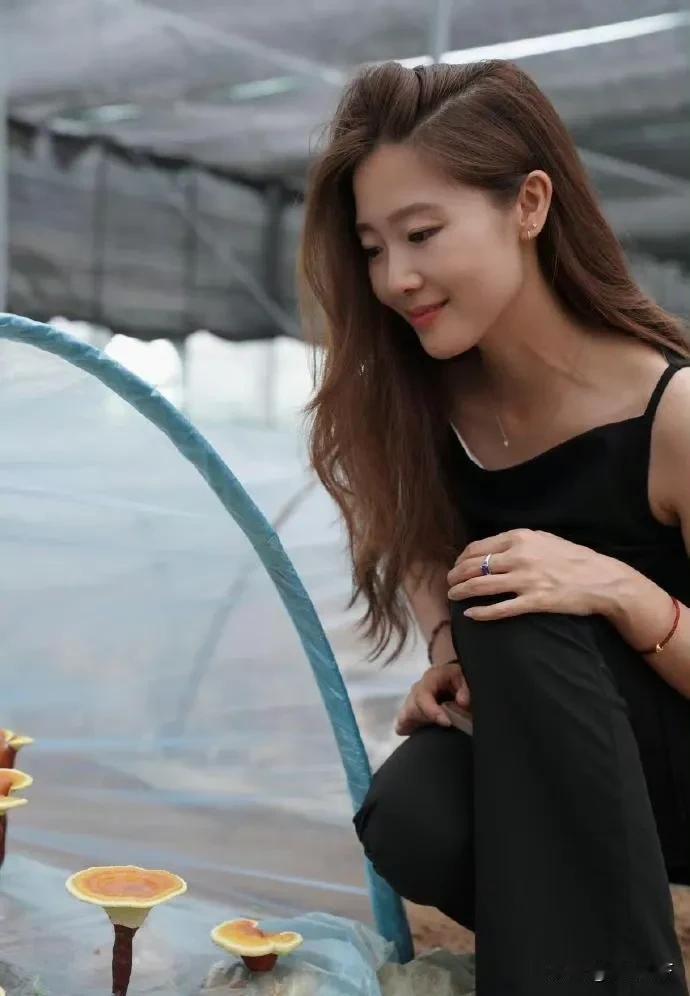 黄轩女友晒美照，这气质完全不输圈内女星。很有气质如果不知道的还以为黄轩的女友是哪