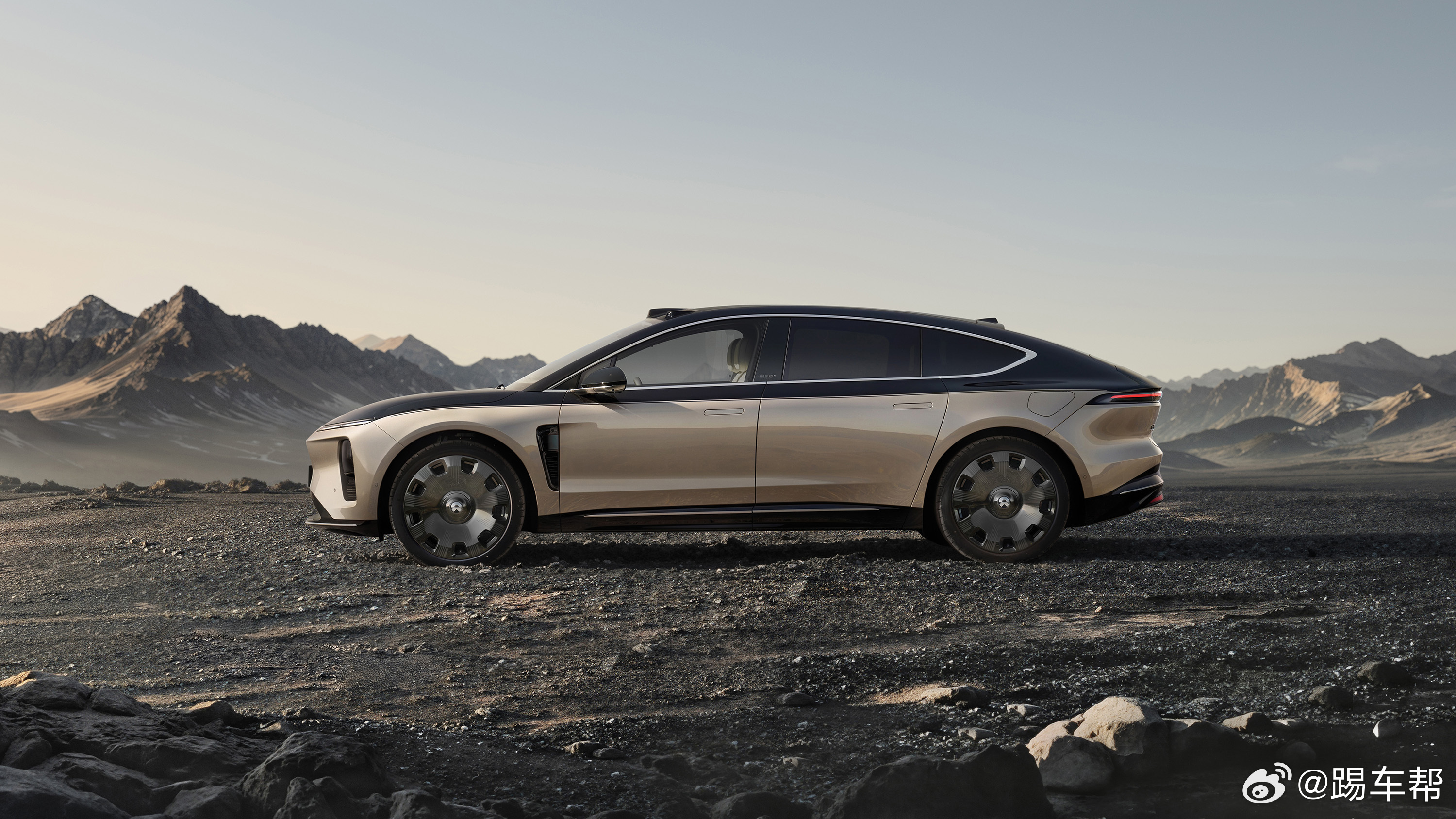 蔚来  ET9 地平线特别版"浮光跃金"与"寰宇曜月"正式上市。两款车型售价 8