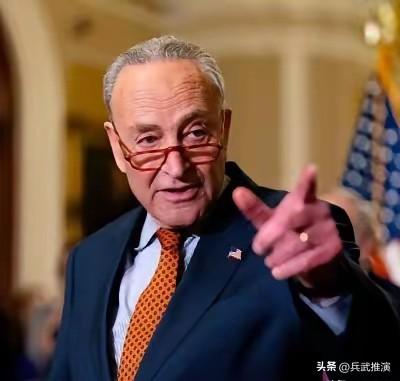 美国民主党参议院领袖查克·舒默今天发文说：“今天早上，公开报道称，美军空袭伊朗很