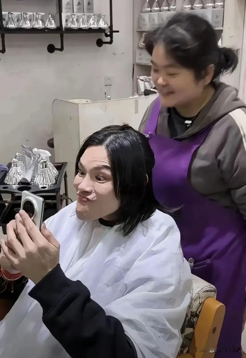 向佐去找晓华剪头发了，在晓华流量下滑的时候来了，毕竟一个富二代不可能去这种地方理