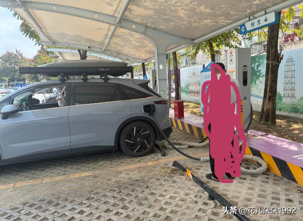 没家充的电车真的方便吗？
这大哥和我都11点多来的，12点电差4毛一度，都等到1