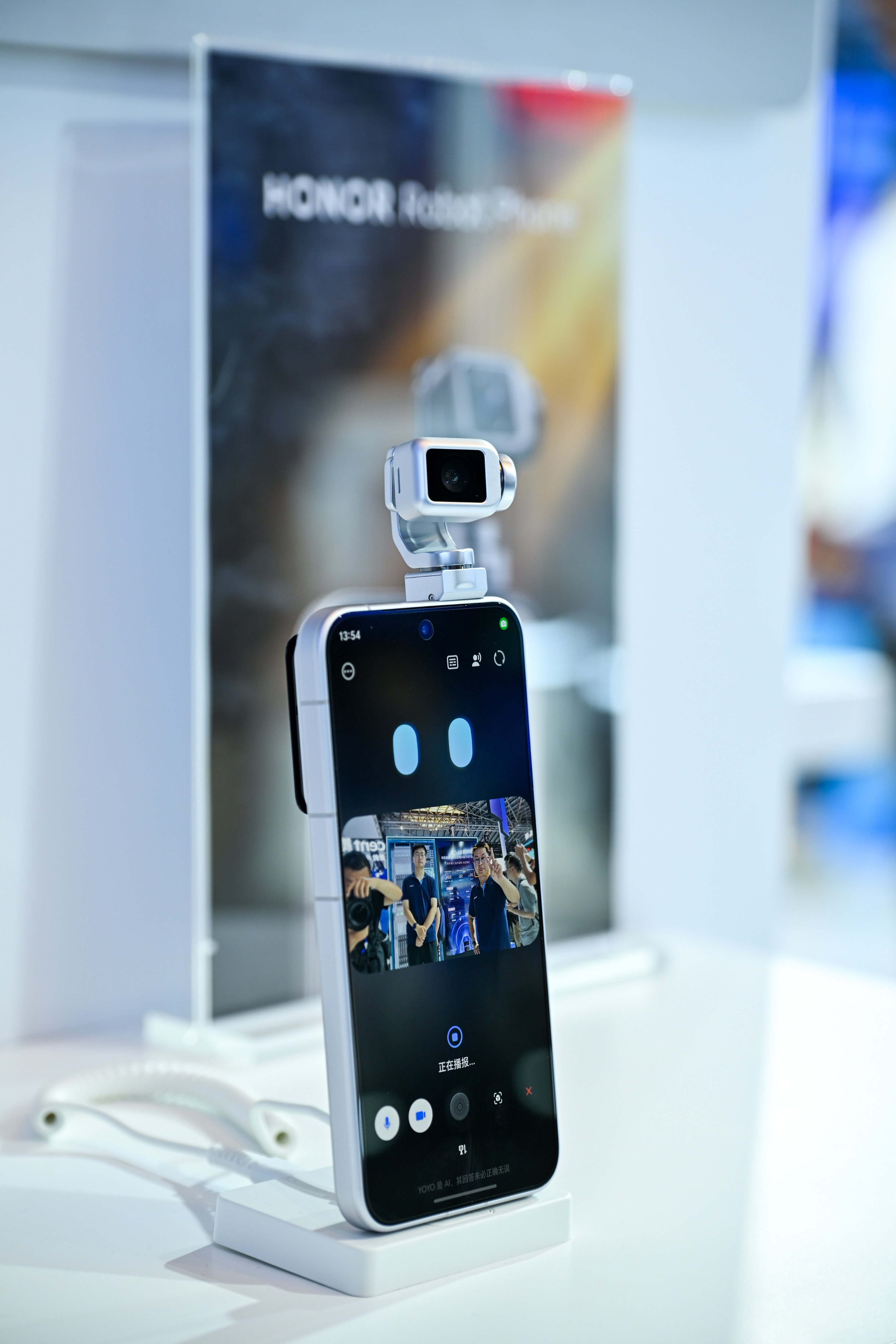 最近荣耀Robot Phone热度拉满，大家都好奇啥价格，业内预估1万5的1TB