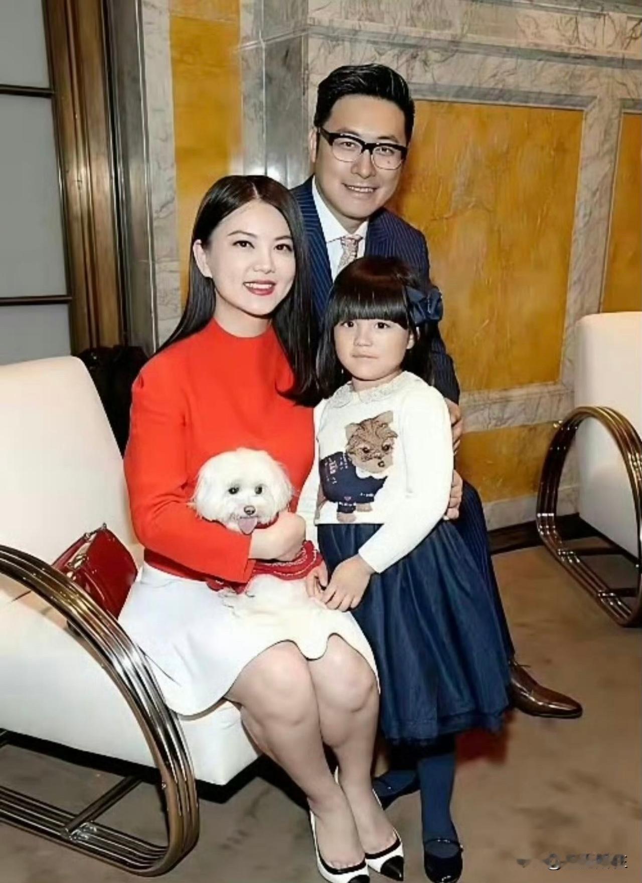 仔细看图片，就发现十年之前，李湘的小腿肚子已经在开始蓄势待发了，彼时脸还是小巧精