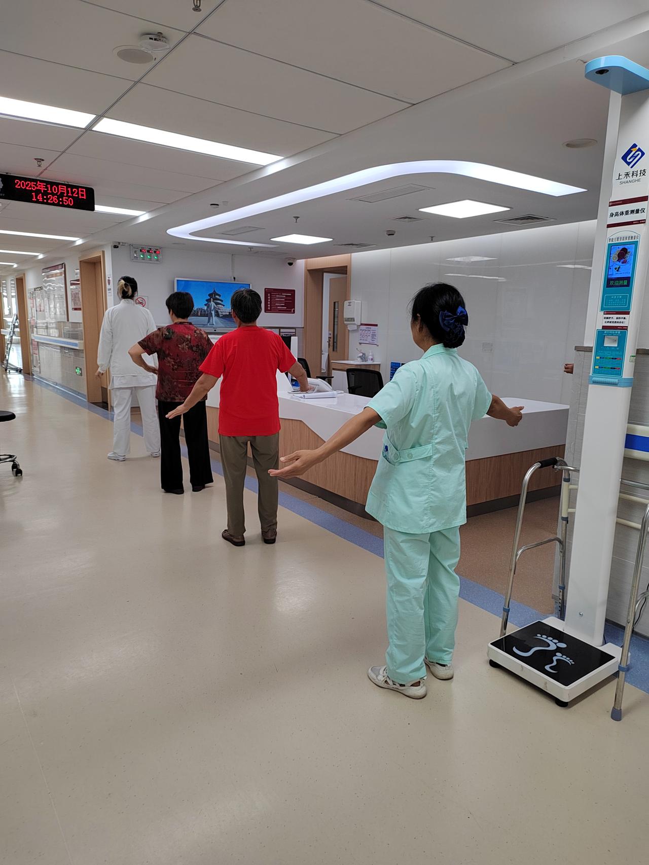 江苏的这家二甲医院服务还不错，每天下午两点钟，护士会在走廊里带着家属做八段锦，有